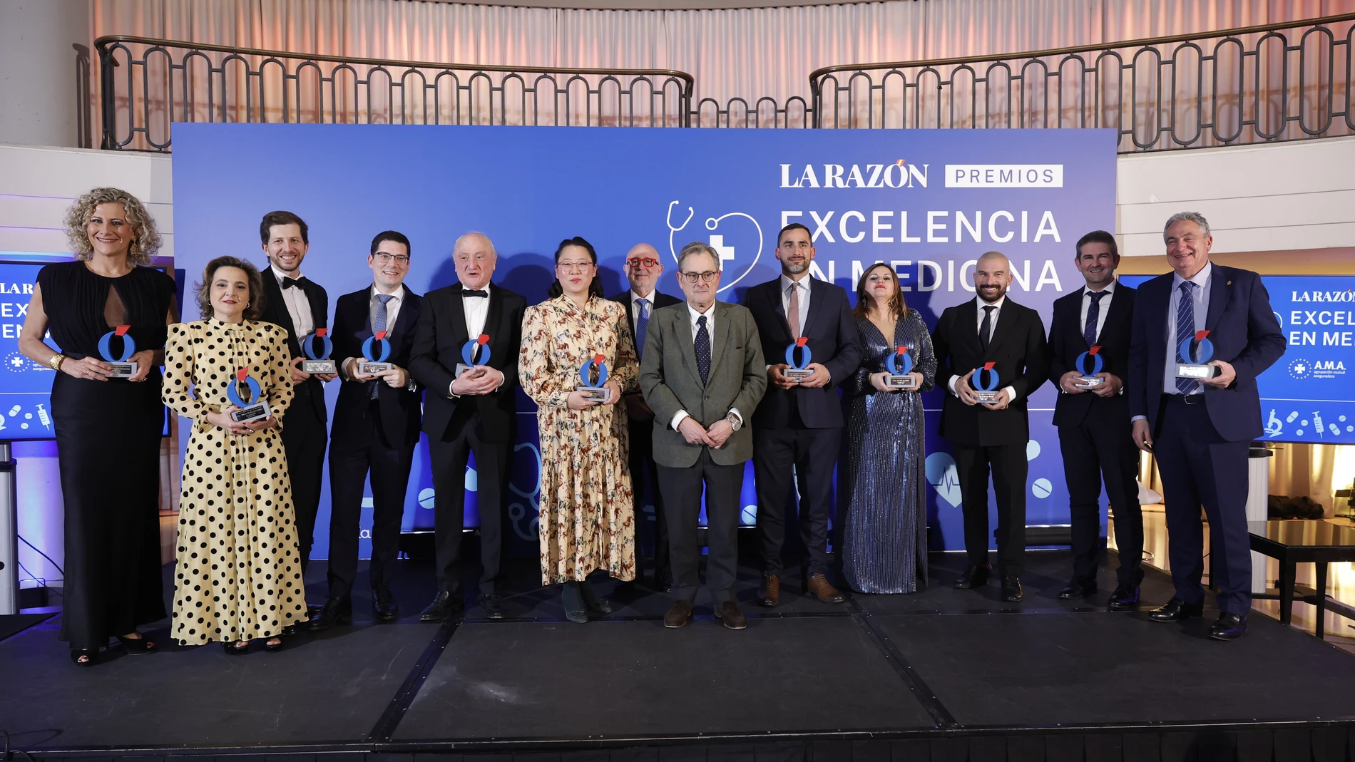 foto-familia-premios-excelencia-medicina_98