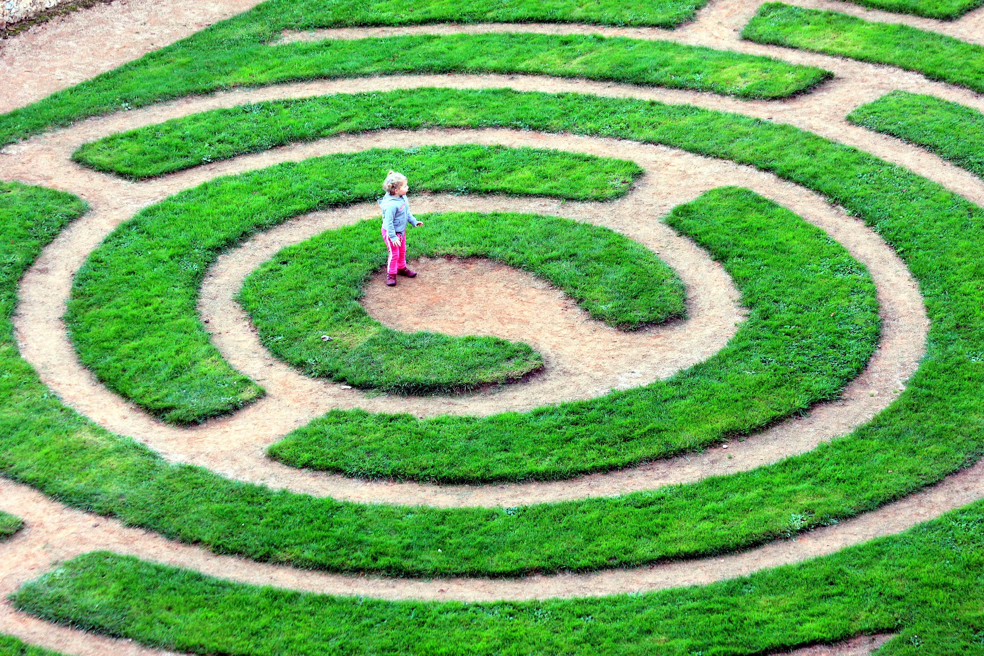 labyrinth-4913643_1920